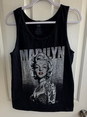 Marilyn Monroe Flash Back  Graphic Black Tank Top Womens Scoop Neck
Size S